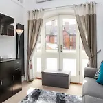 Apartment 4 The Keyes- Stunning & Stylish Apartment With Free Parking